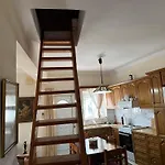 Nyaraló Anna *